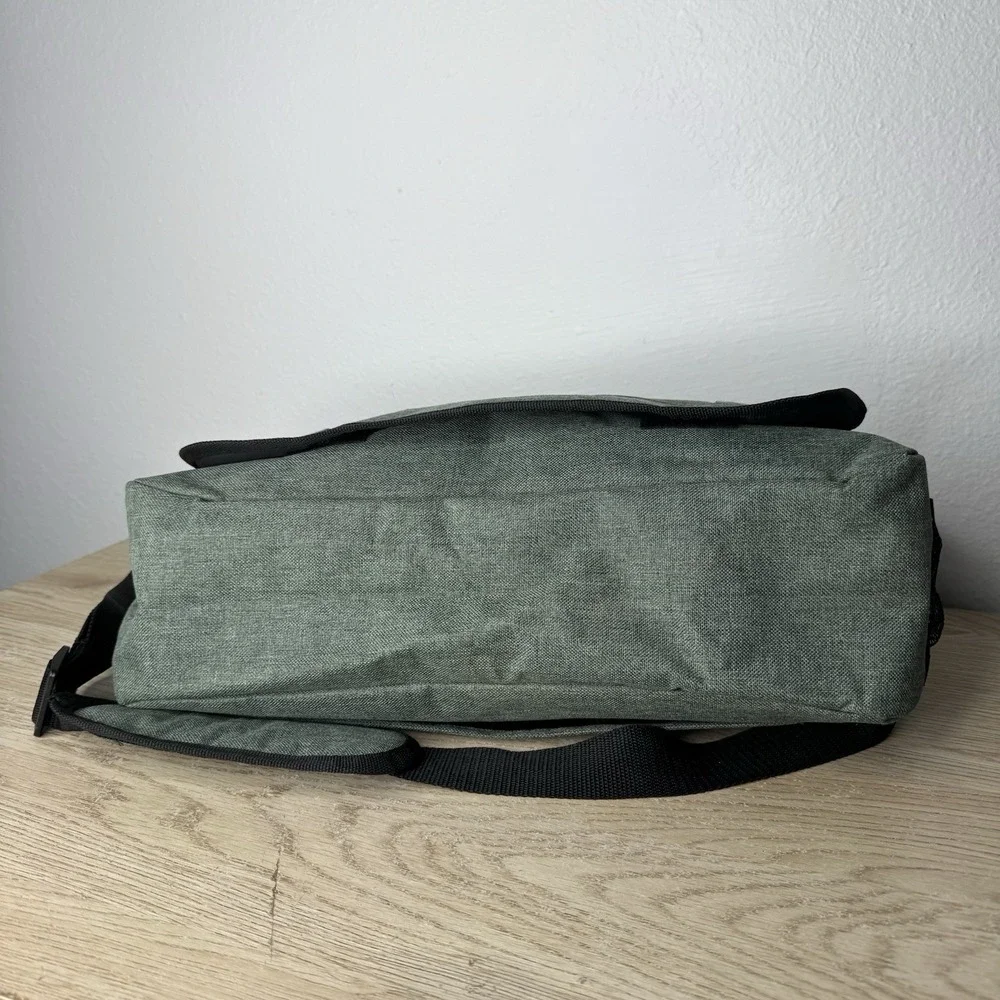 Bass Pro Shops Cabelas Green Satchel Computer Bag Promotional‎ Advertisement Bag